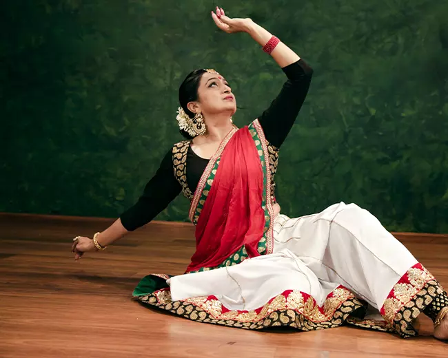 Kathak (Hindi: कथक) is one of the eight forms of Indian classical dance.  This dance form traces its origins to the no… | Kathak costume, Dance  dresses, Kathak dance